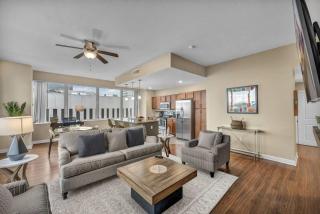 Sky High Suite Downtown w/ Parking Available $ - 2