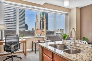 Luxury High-Rise Condo in Amazing Location | Gym - 3
