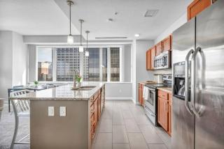 Luxury High-rise Condo w/ Views! Heart of Downtown - 4