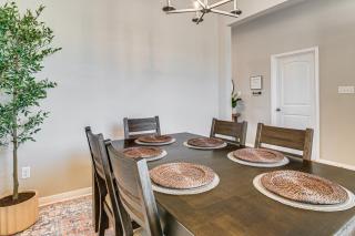 Texas AandM Game Day Hub Family Retreat with Yard - 2