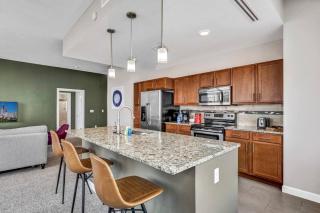 Stunning 11th Floor Corner Unit w/Amazing DT Views - 8