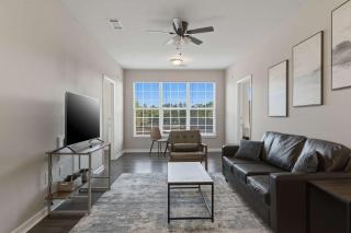 New Spacious Stay Close to UNC-P with Gym & Pool - 0