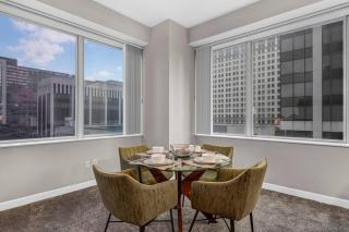 HUGE Panoramic SkySuite w/ Downtown VIEWS: Gym - 1