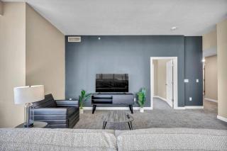 LAKE VIEW SkyTower Suite: Downtown ~ King Bed - 5