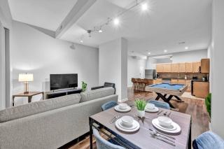 Comfy City Vibe • Theater District Gem - 7