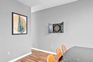 Comfy City Vibe • Theater District Gem - 1