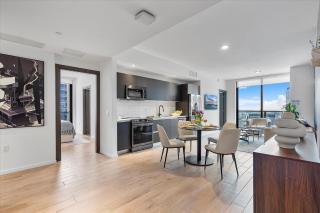 Top-floor 3BR Stay with skyline views - 2