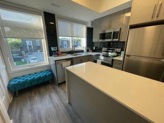 Exquisite, Bright & Modern Condo - Free Parking - 2