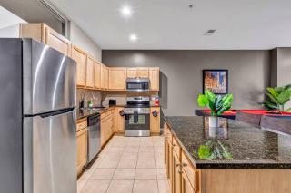 Luxe Downtown Condo • Pool Table & Parking - 7