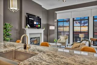 Warm and Cozy Downtown Flat: Paid Parking - 0