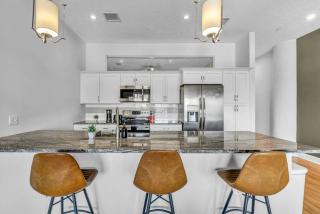 Super LUX Downtown 1BD Condo | Gym | 24/7 Security - 9