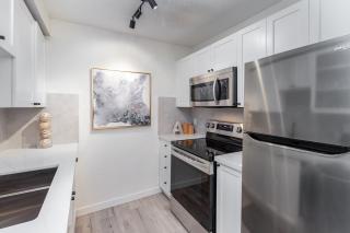 1 Bed, Hot Tub, FREE parking & in-suite laundry - 2