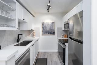 1 Bed, Hot Tub, FREE parking & in-suite laundry - 1