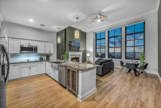 Downtown Luxury ~ King bed ~ Paid Parking ~ Wi-Fi - 8