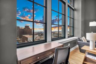 Lux Flat Overlooking Guardians Field! Parking $ - 2