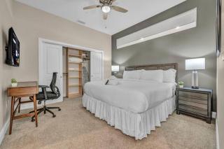 Lux Flat Overlooking Guardians Field! Parking $ - 7