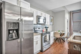 Gorgeous Downtown Flat| Parking•Gym•Security - 2