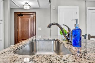 Sophisticated Downtown Loft | Parking & Gym - 1