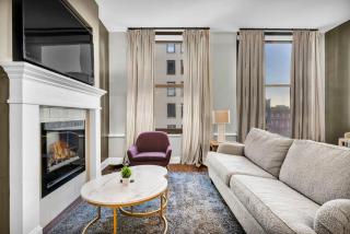 Luxury 2 Bedroom Loft in Heart of Downtown | Gym - 4