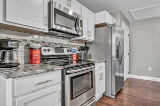 Downtown Luxury Condo | Parking•Security•Gym - 8