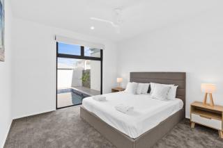 Marina-Side Living, Walk to Cafés, Parks & Water - 2