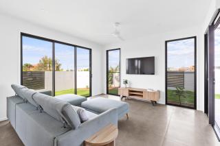 Marina-Side Living, Walk to Cafés, Parks & Water - 1