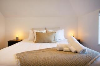 Modern Central City Apartment King Bed - 6