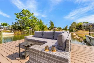Waterfront Dream! Saltwater Pool & Boat dock - 2