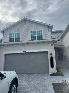 Spacious 3-bedroom coach home with golfing in Wellen Park - 1