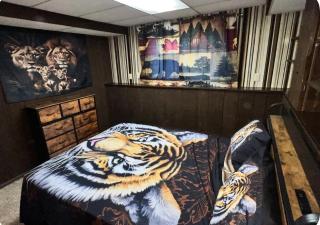 MidwestBNB Room1, quite cabin in the wood vibes - 6