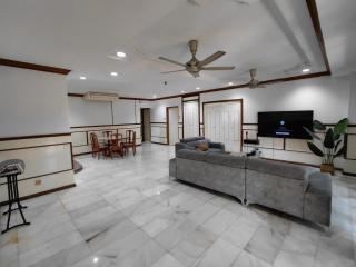 6 Bedroom 24 Pax Karaoke Pool Stay for Family OKR by Manhattan Group - 4
