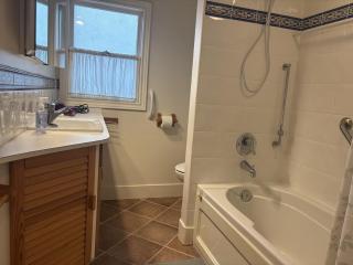 West Vancouver 3B Home Near UBC Beaches & Transit - 4