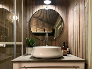 Remote Cabin With Hot Tub Near Vettisfossen - 8