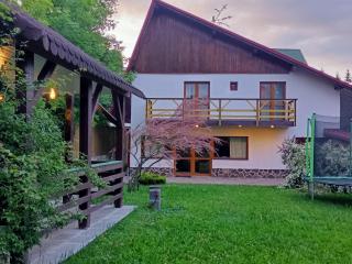 Cheerful 4-bedroom & kids friendly home - 9