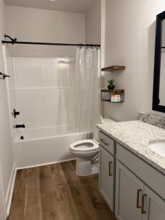 Stylish Pvt Baths Minutes to Shopping & Dining - 9