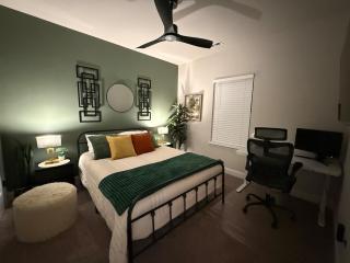 Stylish Pvt Baths Minutes to Shopping & Dining - 4