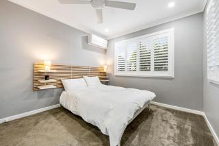 Spacious Beachmere Retreat - Walk to the Bay - 9