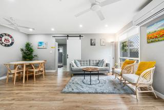 Spacious Beachmere Retreat - Walk to the Bay - 1