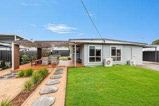 Spacious Beachmere Retreat - Walk to the Bay - 4