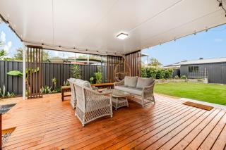 Spacious Beachmere Retreat - Walk to the Bay - 3