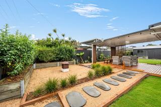 Spacious Beachmere Retreat - Walk to the Bay - 2