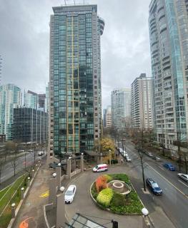 Luxury 2BD 2BA condo in heart of downtown Vancouver w parking - 4
