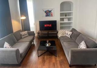 Cozy Fully Furnished 3BR Fraserburgh Home Sleeps 7 Pool Table Great for Families Friends & Business Travellers Spacious Living Areas Fully Equipped Kitchen Ideal for Short & Extended Stays - 0