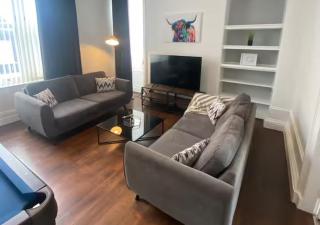 Modern Fully Furnished 3BR Home Sleeps 7 Pool Table Perfect for Families, Groups & Business Travellers - 0