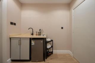 Modern Hotel Studio with Self Check-in - 8