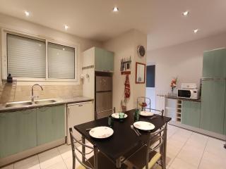 NEW - Vacation Villa, Pool & Private Parking - 3