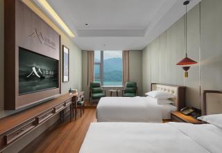 Cloud-Walk Hotel Panoramic High-Rise Cityscape Within 100 Meters of Metro Line 3 - 4
