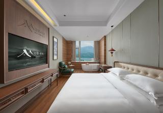 Cloud-Walk Hotel Panoramic High-Rise Cityscape Within 100 Meters of Metro Line 3 - 9
