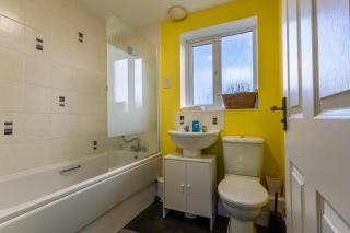 Trowbridge House Long Stays Free Parking and Wifi - 3