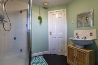 Trowbridge House Long Stays Free Parking and Wifi - 2
